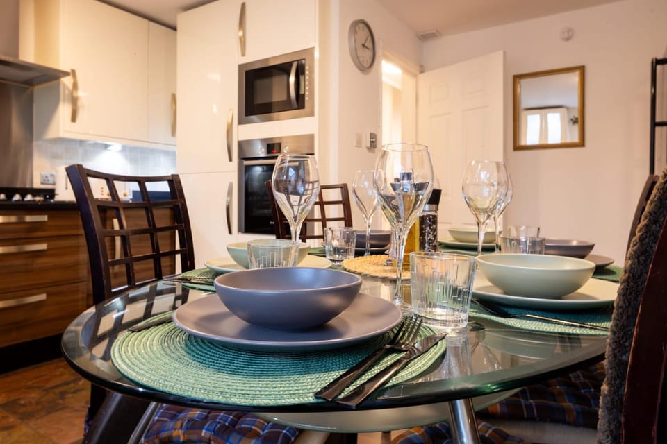 Kitchen or kitchenette, Seating area, Dining area