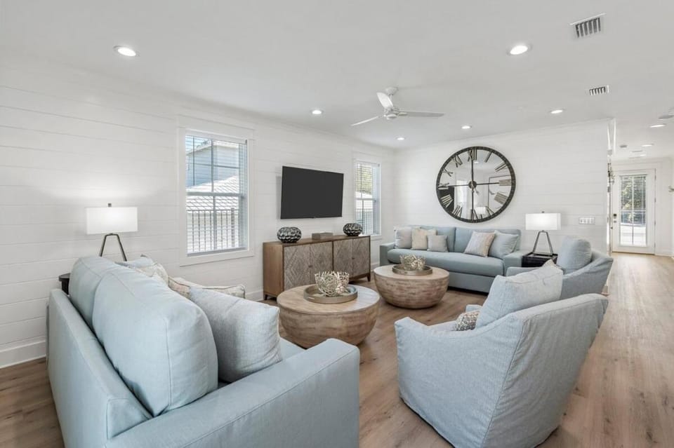 Glimmer! Sleeps 26! 2 Blocks From The Beach! House in Destin