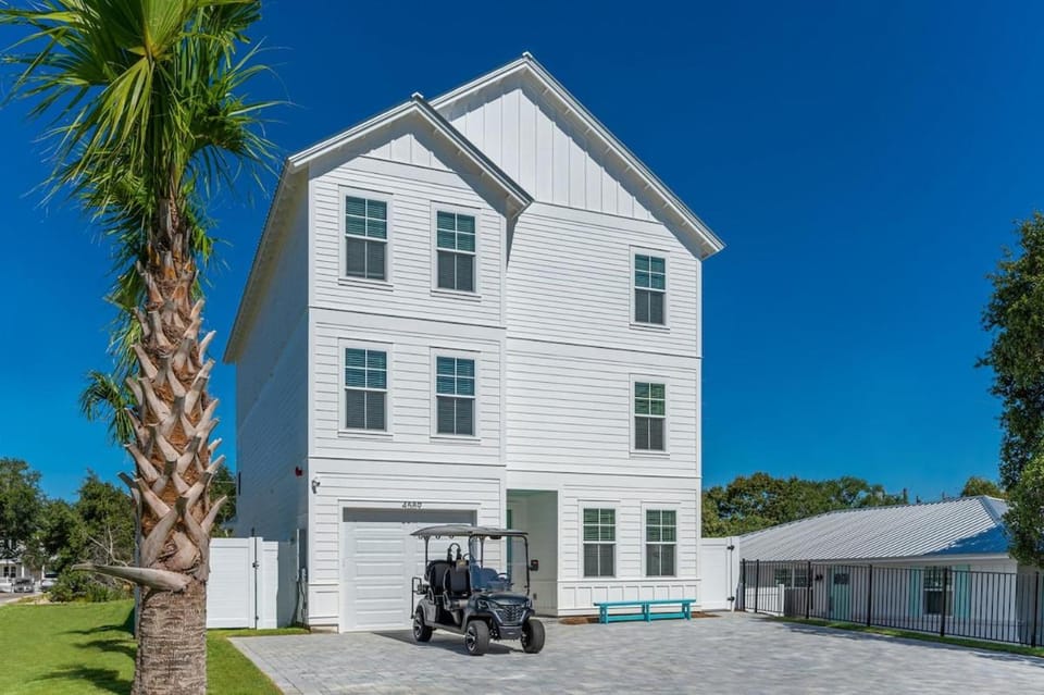 Glimmer! Sleeps 26! 2 Blocks From The Beach! House in Destin