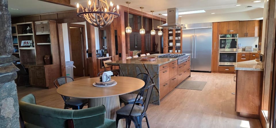 Kitchen or kitchenette, Seating area, Dining area