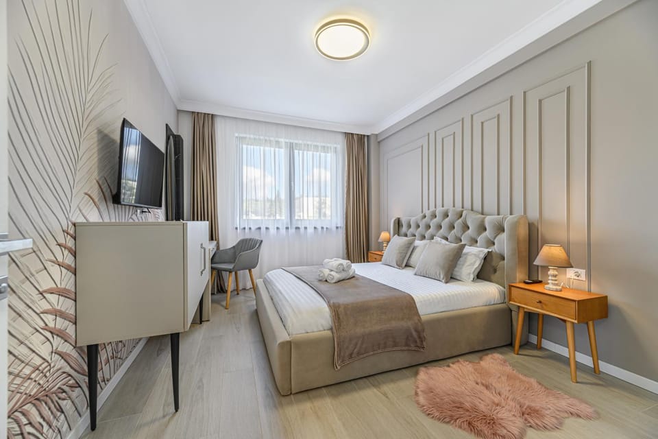 Bed, Seating area, Bedroom
