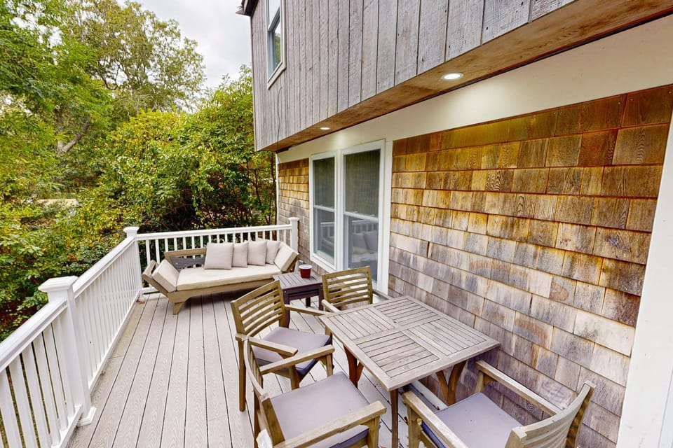 Bring Your Pup, Walk to Beach! Vineyard Haven Home House in Vineyard Haven