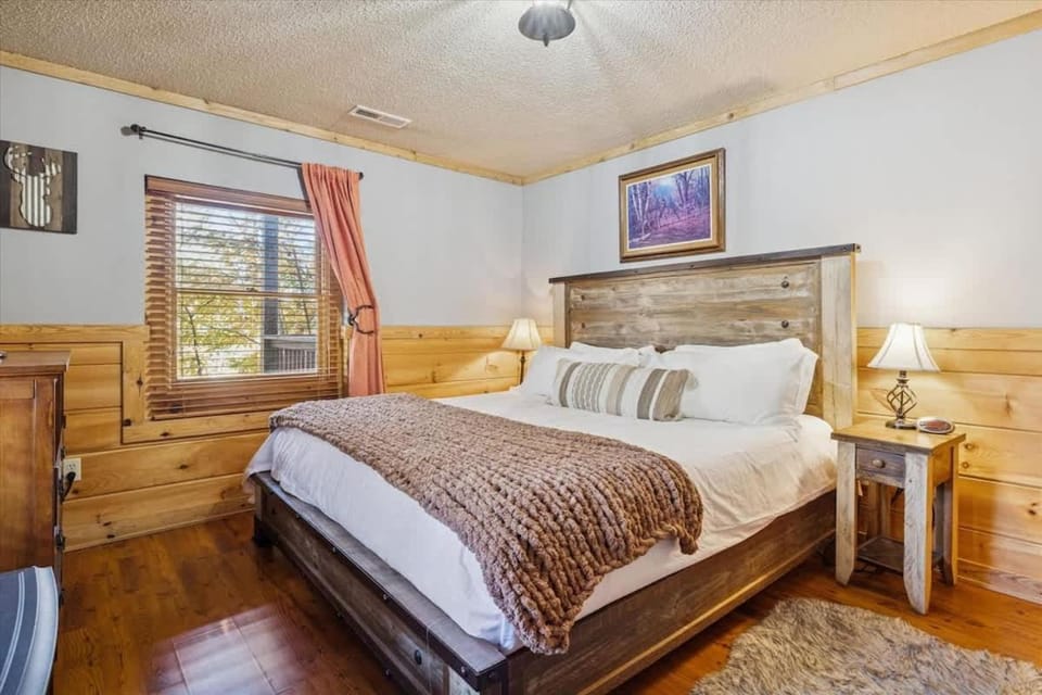 Firefly Holler by Beyond Expectations w Hot Tub House in Pigeon Forge