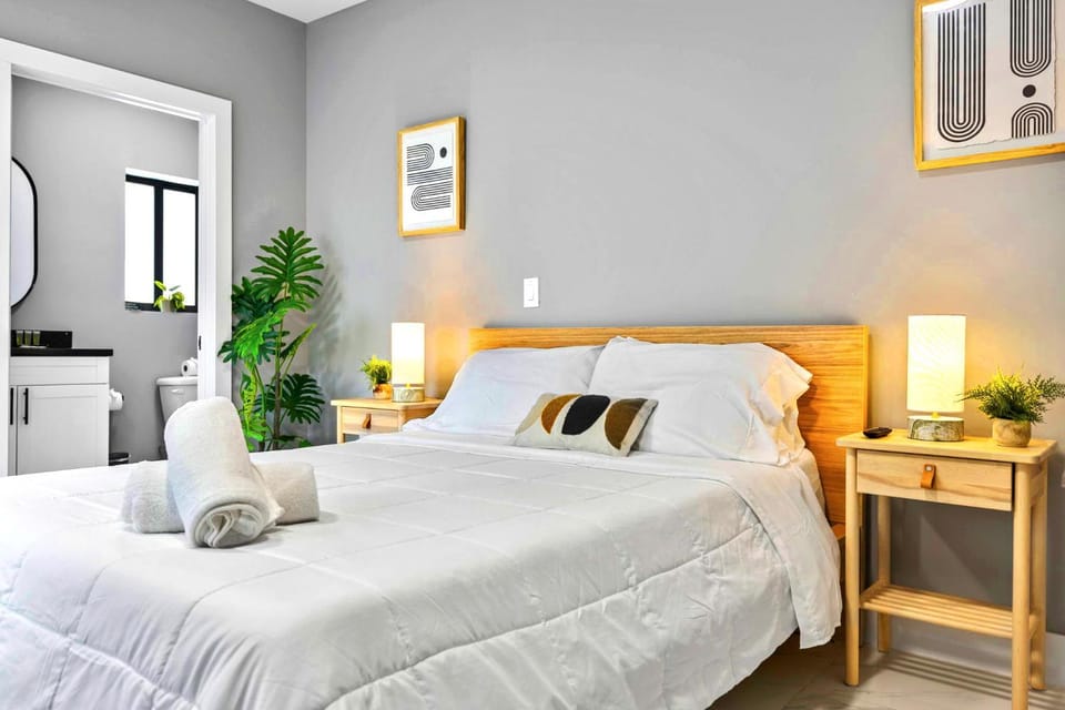 Bed, towels