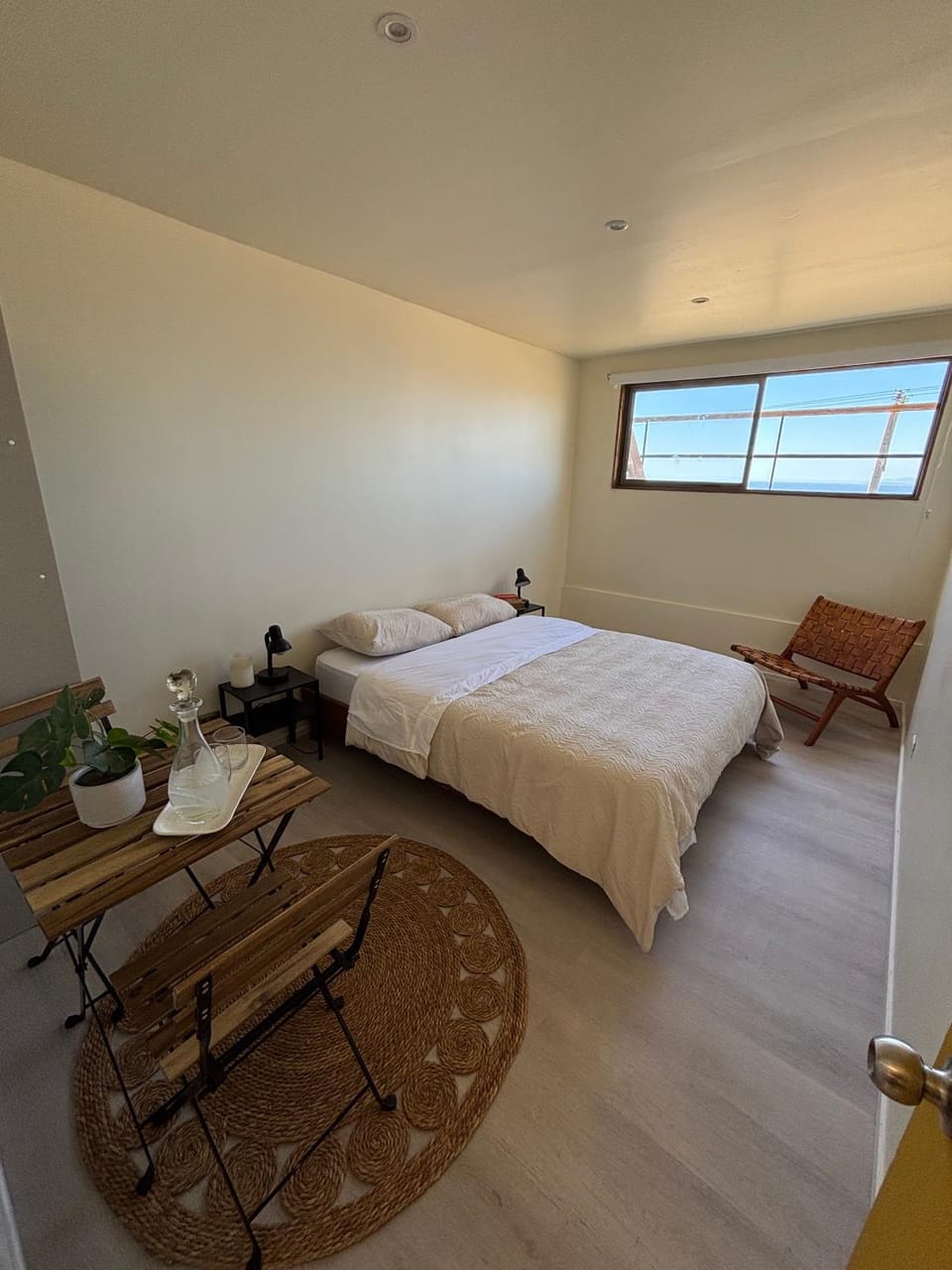 Bed, Living room, Photo of the whole room, Seating area, Bedroom