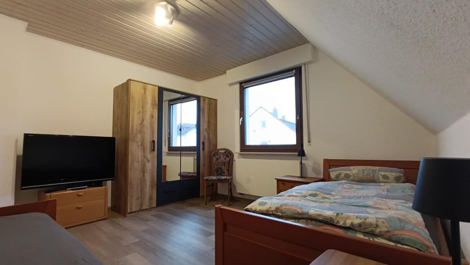 Bed, TV and multimedia, Photo of the whole room, Bedroom