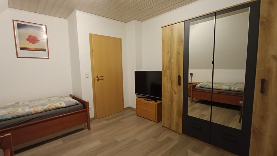Bed, TV and multimedia, Bedroom, wardrobe