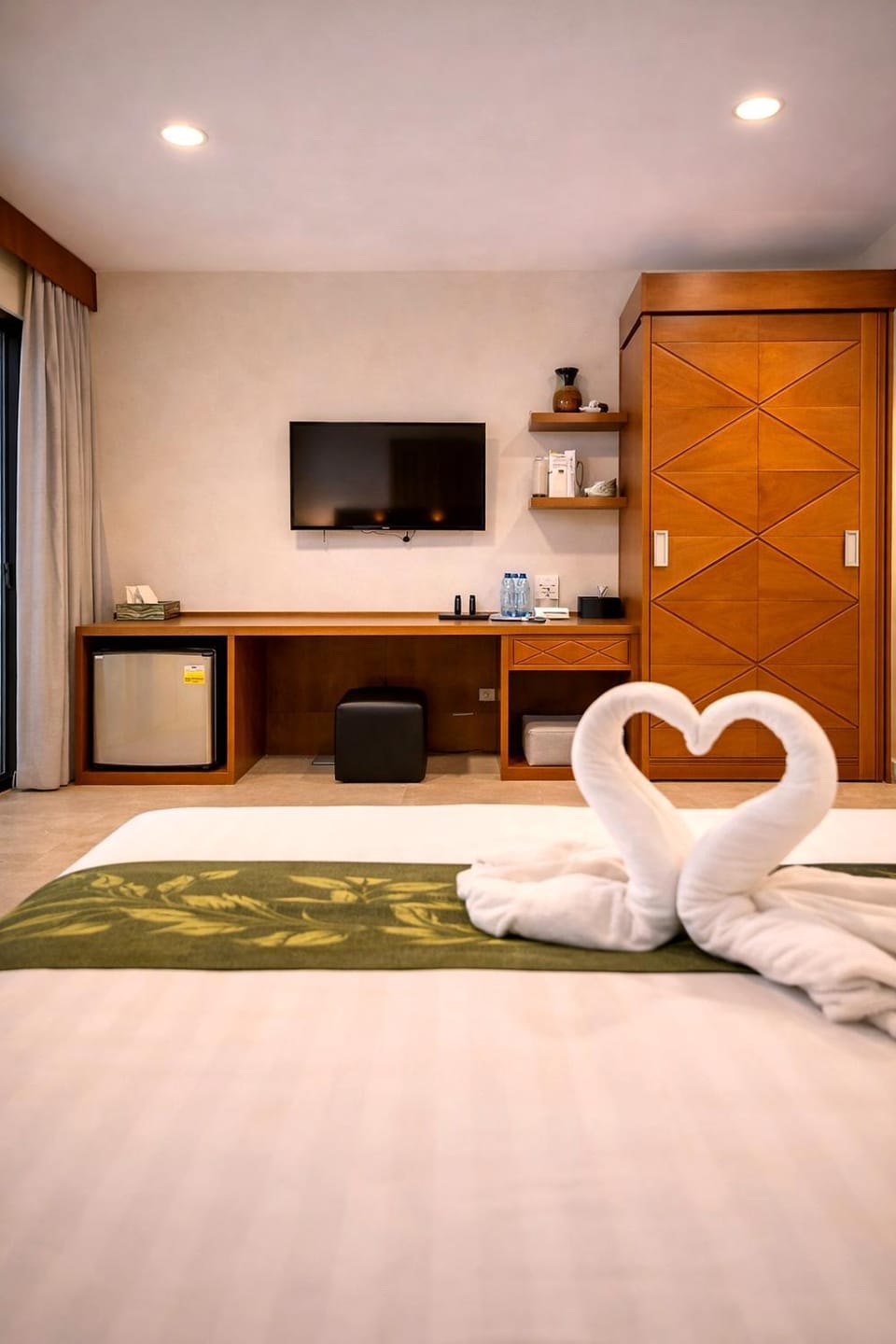 TV and multimedia, Photo of the whole room, Seating area, Dining area, Bedroom