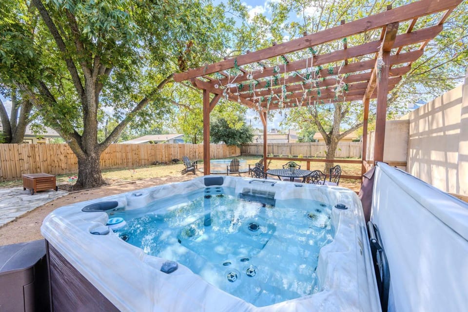 Sip Sip Hooray - Hot Tub & Cowboy Pool House in Fredericksburg