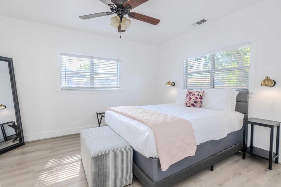 Sip Sip Hooray - Hot Tub & Cowboy Pool House in Fredericksburg