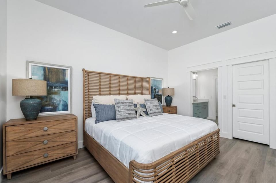 Luxe 8BR with Pool, Golf Cart - 2 Min to Beach House in South Walton County