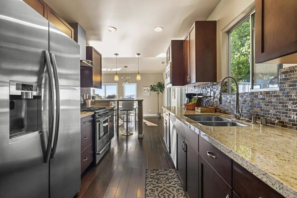 LA Chic Stunning Views & Sunsets House in Los Feliz