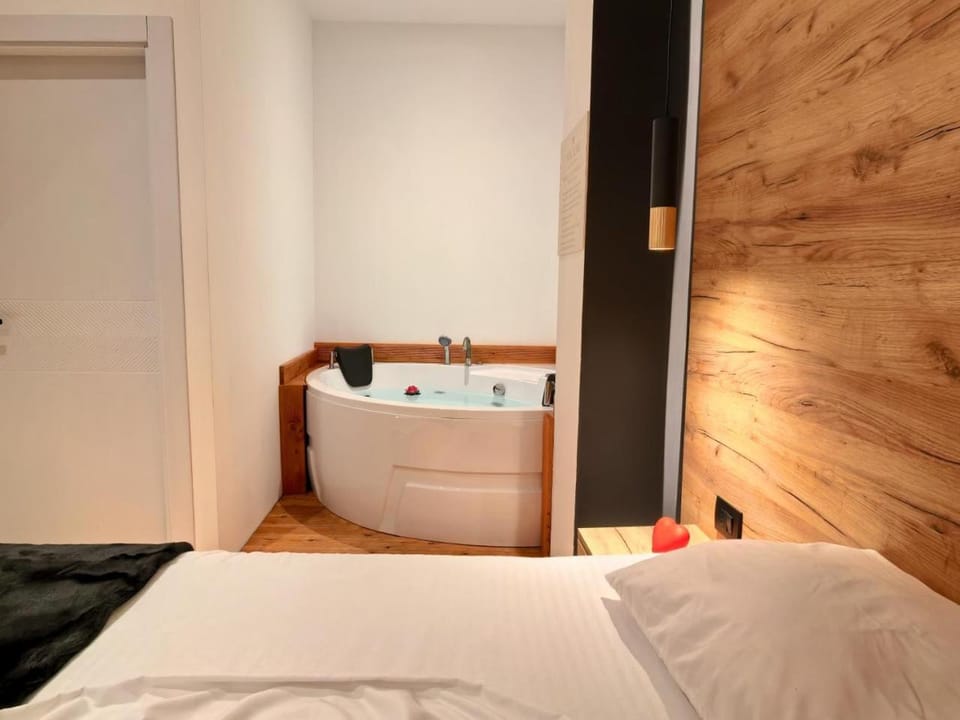 Bed, Hot Tub, Bedroom, Bath