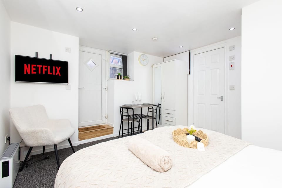 Modern Cozy Flat 6 mins to City Parking & WiFi House in Leeds