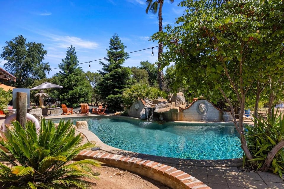 Unique Stay! Pool, Hot tub, Game Room, Views House in Russian River