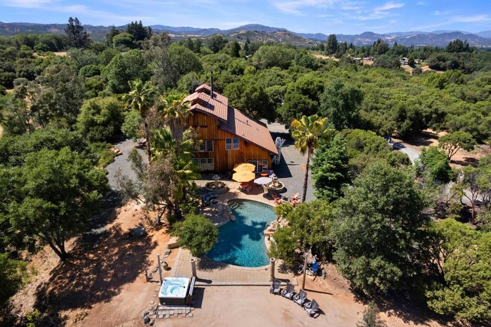 Unique Stay! Pool, Hot tub, Game Room, Views House in Russian River
