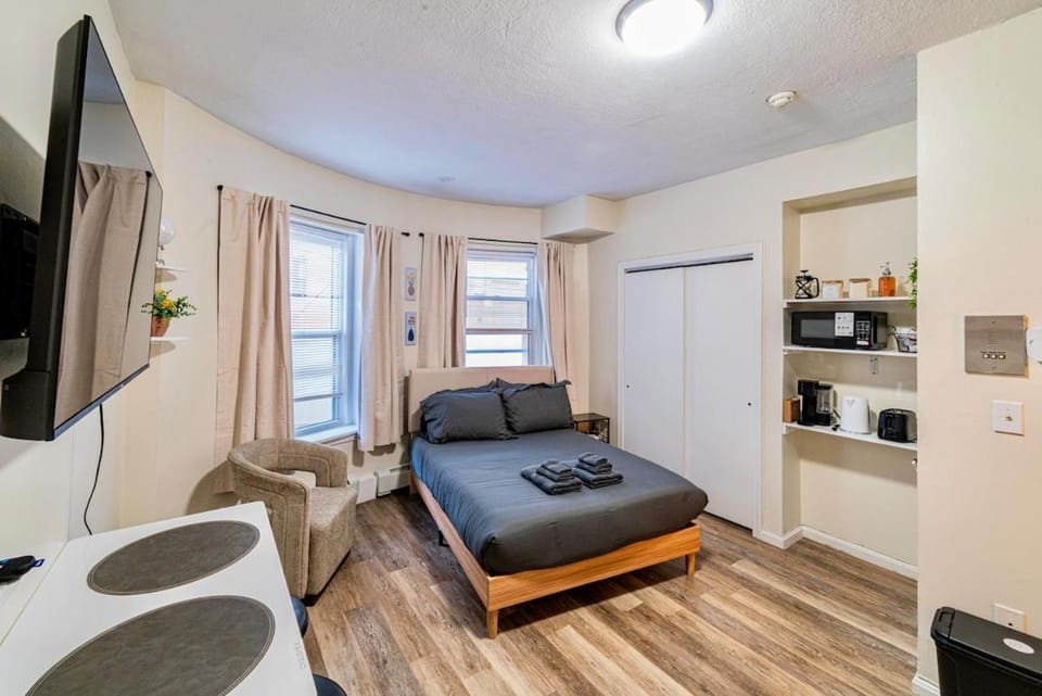 Bed, Seating area, Dining area