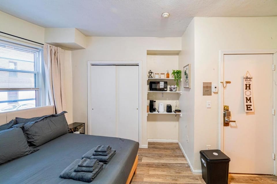 Cozy Studio near MassArt & Longwood, 3-Min Walk to T Apartment in Brookline