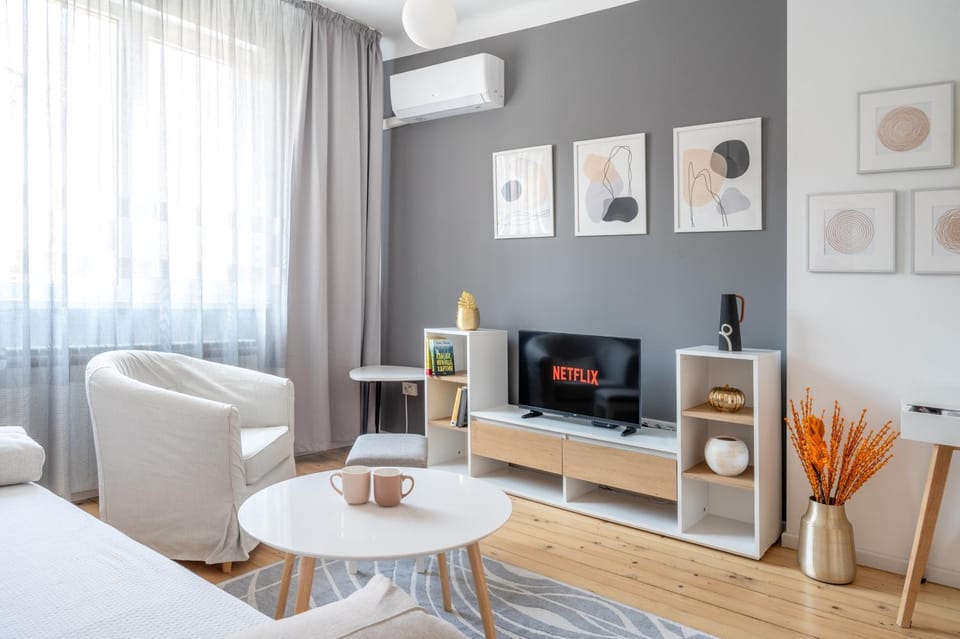 Communal lounge/ TV room, TV and multimedia, Living room, Seating area, Evening entertainment, air conditioner