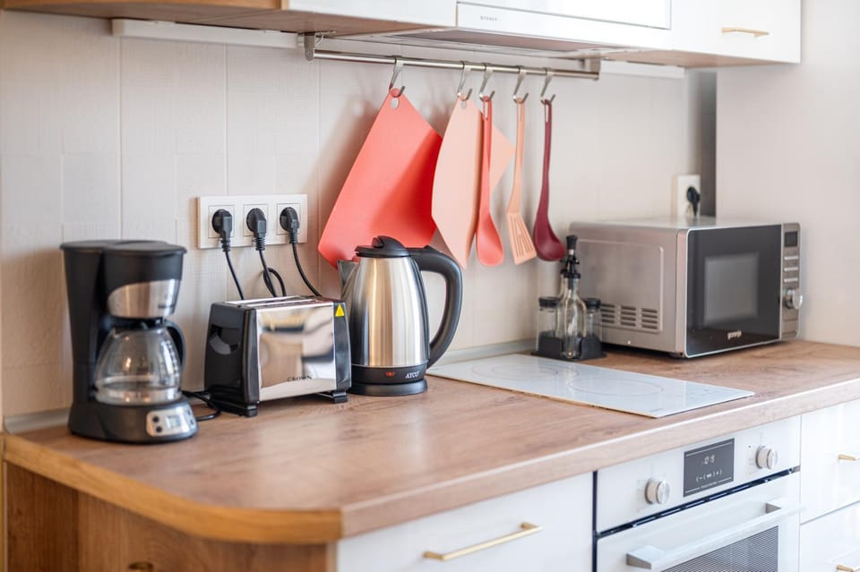 Coffee/tea facilities, Kitchen or kitchenette, stove, toaster