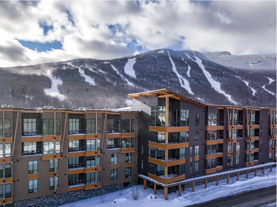 213- Spruce Peak Lodge Mountainside 3 Bed Treehouse unit sleeps 11 Apartment in Stowe