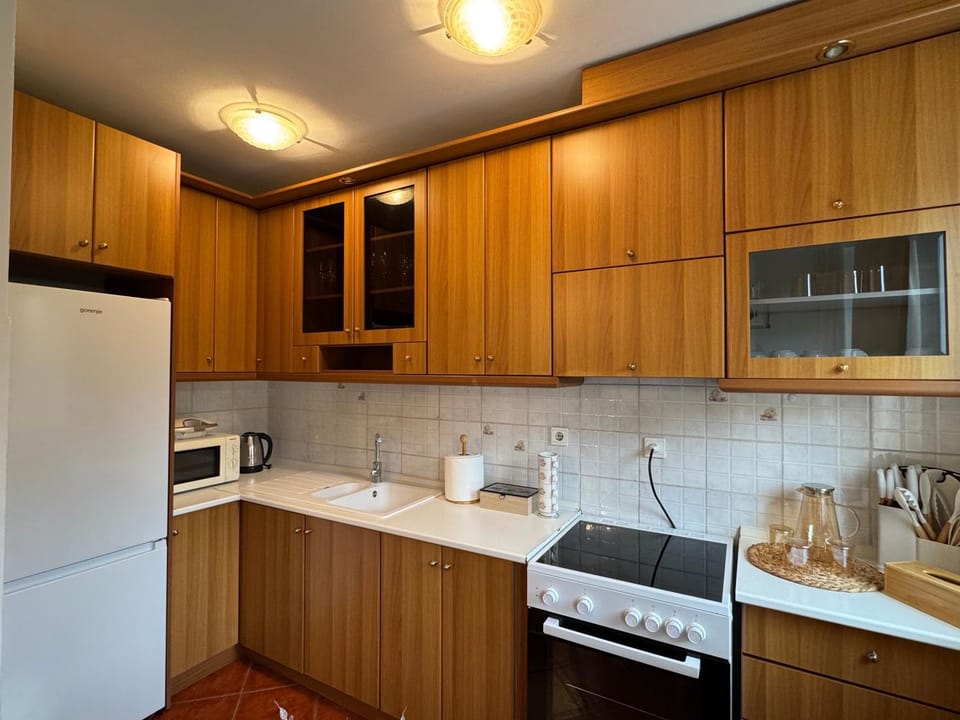 Coffee/tea facilities, Kitchen or kitchenette, oven, stove