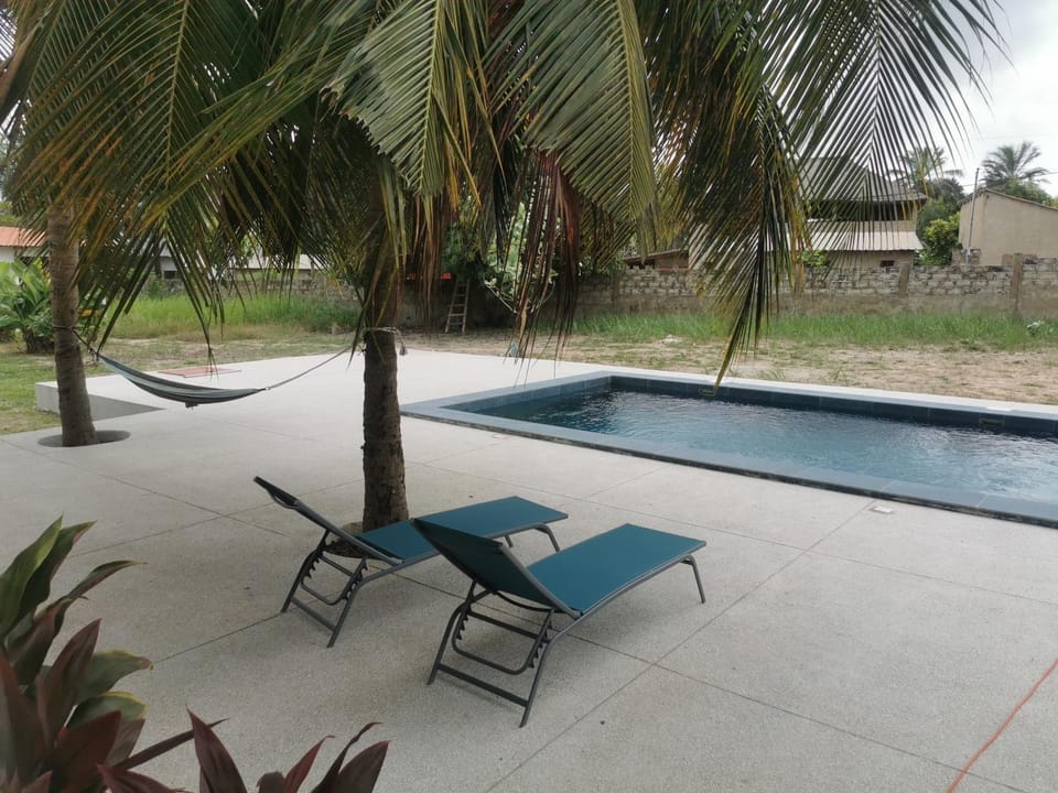 Adorable chambre cosy ,vue piscine avec canapé et frigo , calme piscine CAP SKIRRING proche plage et 4 mns a pieds du restau Chez Loulou Bed and Breakfast in Senegal