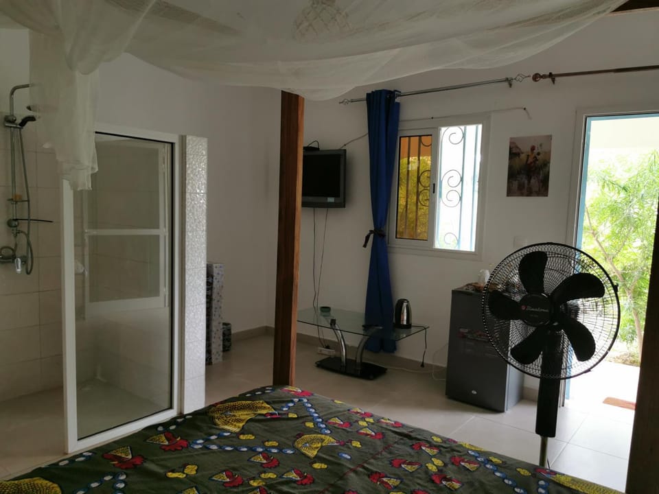 Adorable chambre cosy ,vue piscine avec canapé et frigo , calme piscine CAP SKIRRING proche plage et 4 mns a pieds du restau Chez Loulou Bed and Breakfast in Senegal