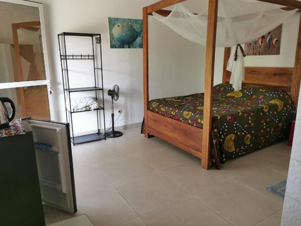 Adorable chambre cosy ,vue piscine avec canapé et frigo , calme piscine CAP SKIRRING proche plage et 4 mns a pieds du restau Chez Loulou Bed and Breakfast in Senegal