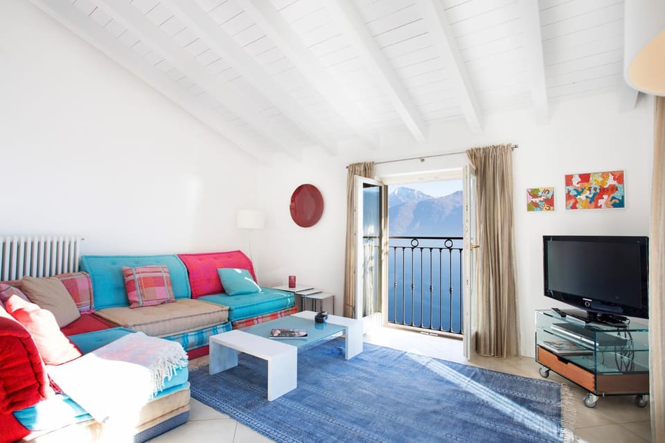 Living room, On site, Lake view