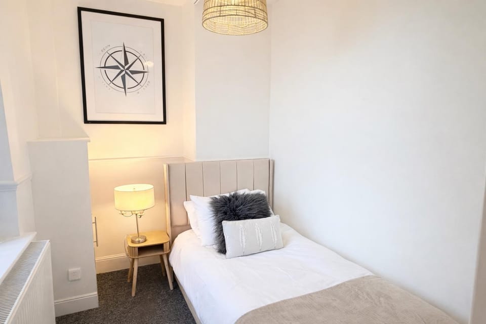 4 bedrooms 8 beds Wi-FI smart tv games room House in Hull