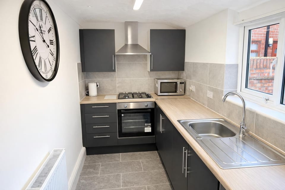4 bedrooms 8 beds Wi-FI smart tv games room House in Hull