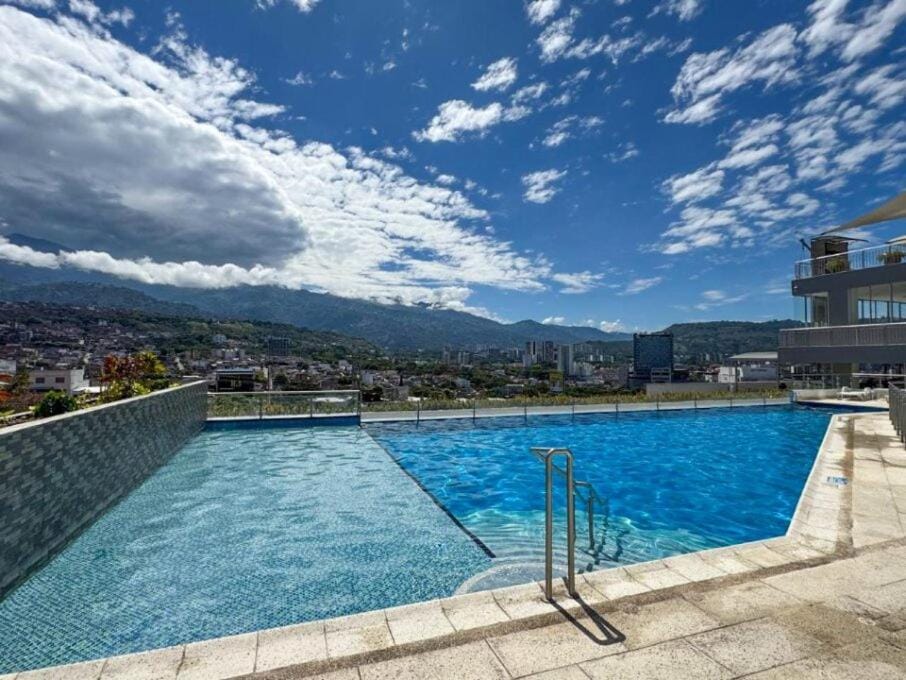 Apartamento con Excelente Vista con Piscina, Jacuzzi, BBQ y Balcón Apartment in Floridablanca