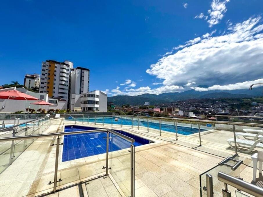 Apartamento con Excelente Vista con Piscina, Jacuzzi, BBQ y Balcón Apartment in Floridablanca