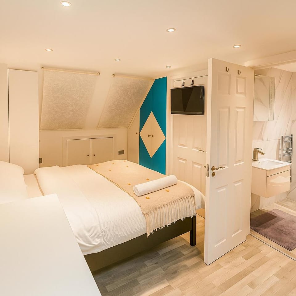 Bright Loft Room Near Wembley Stadium Vacation rental in Edgware