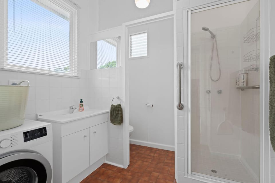 Shower, Bathroom, towels, washing machine