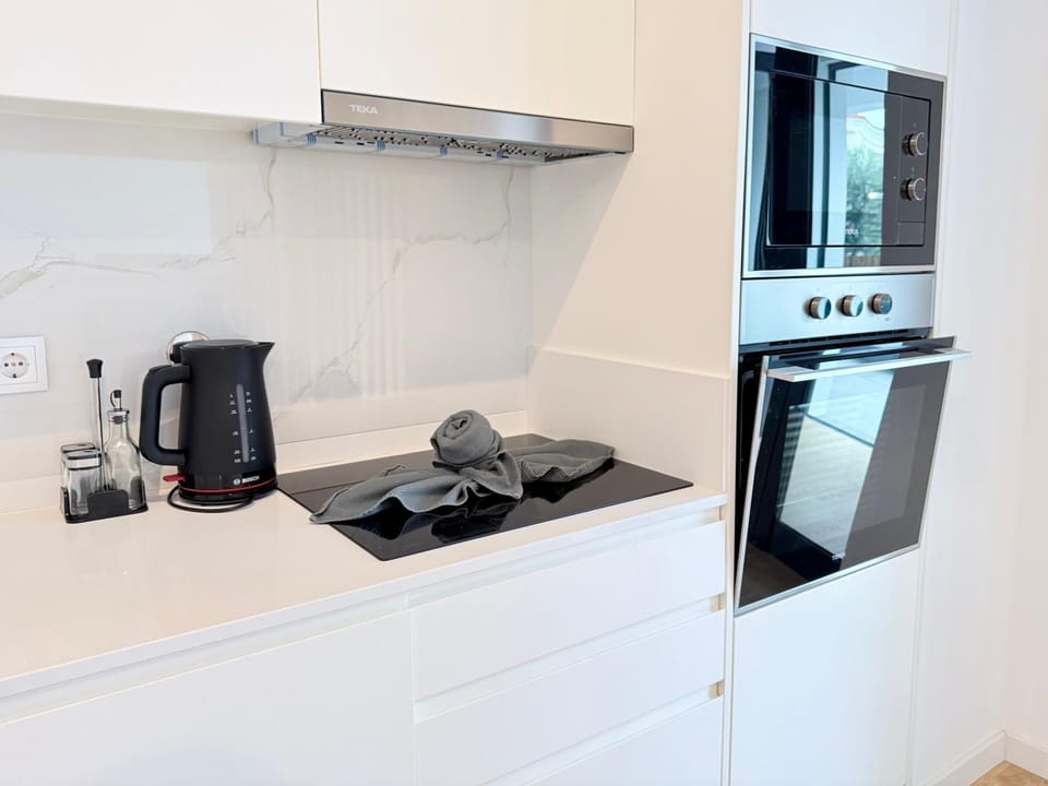 Coffee/tea facilities, Kitchen or kitchenette, oven, stove, toaster