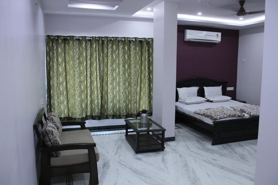 Photo of the whole room, Street view