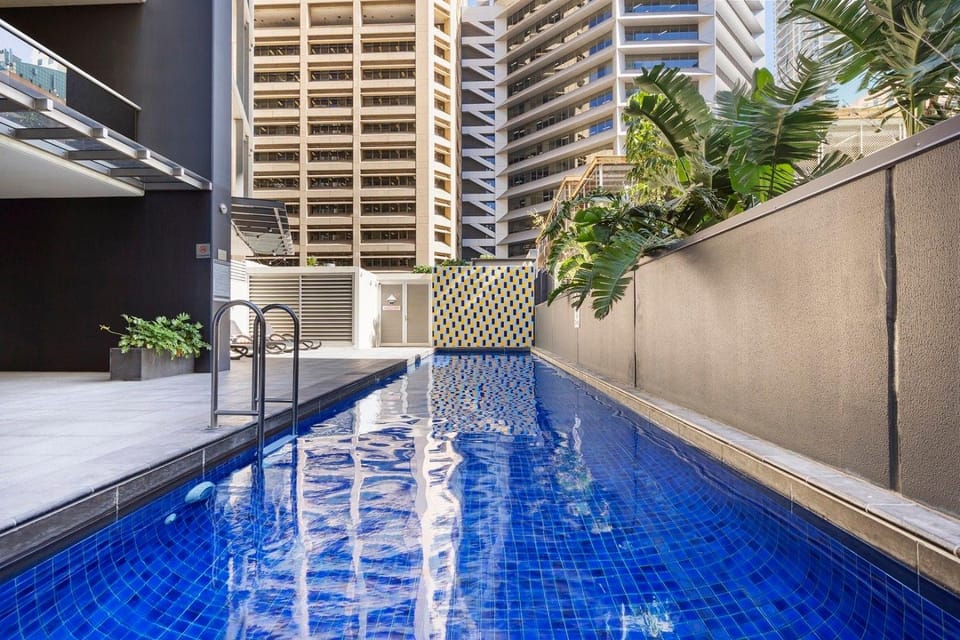 Central City 2BR Apt with Balcony, Pool, Gym and WiFi Apartment in Brisbane City