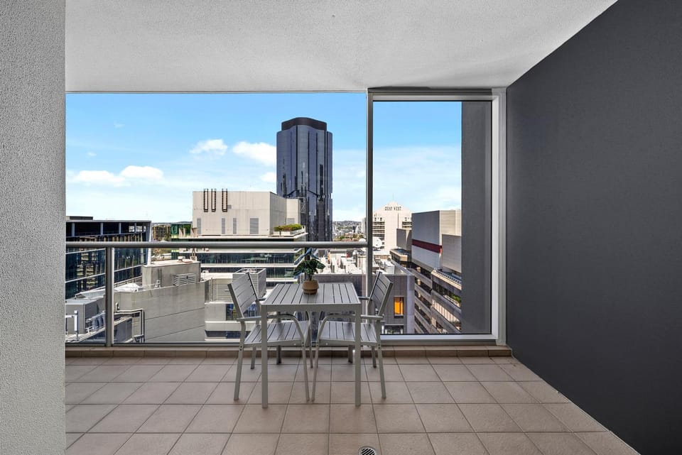 Central City 2BR Apt with Balcony, Pool, Gym and WiFi Apartment in Brisbane City