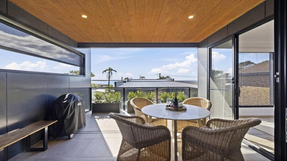Echoes - Luxury Home Beach Views Walk to Cafes House in Woolgoolga