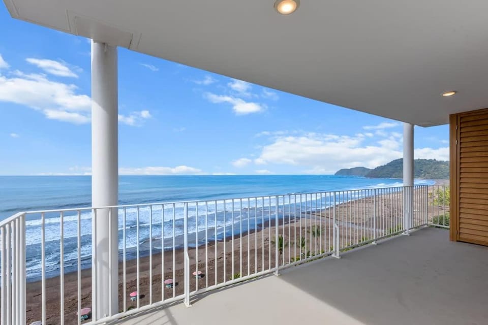 Oceanfront 3-BR Condo with Stunning Views Apartment in Jaco