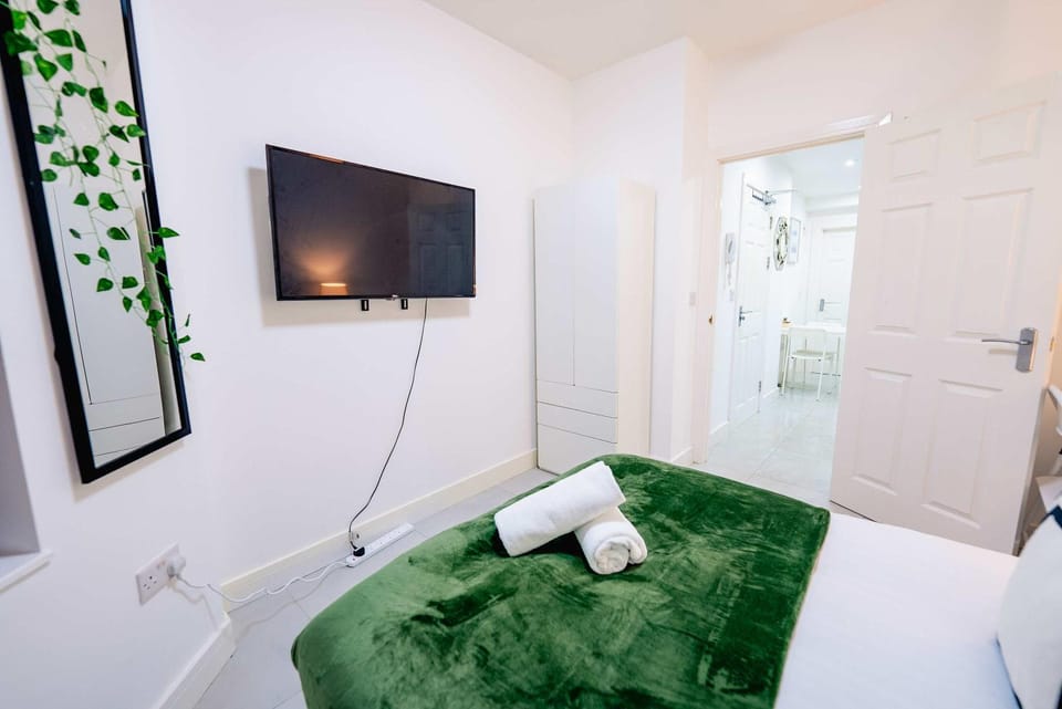 Bed, TV and multimedia, Photo of the whole room, Bedroom, towels