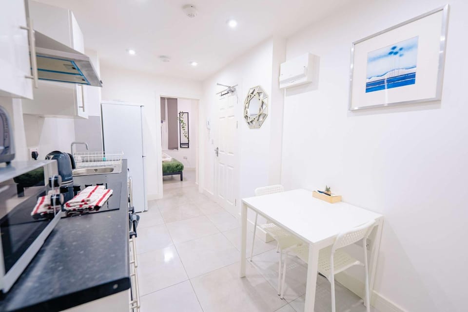 Kitchen or kitchenette, Living room, Dining area, minibar, oven, pet friendly, stove