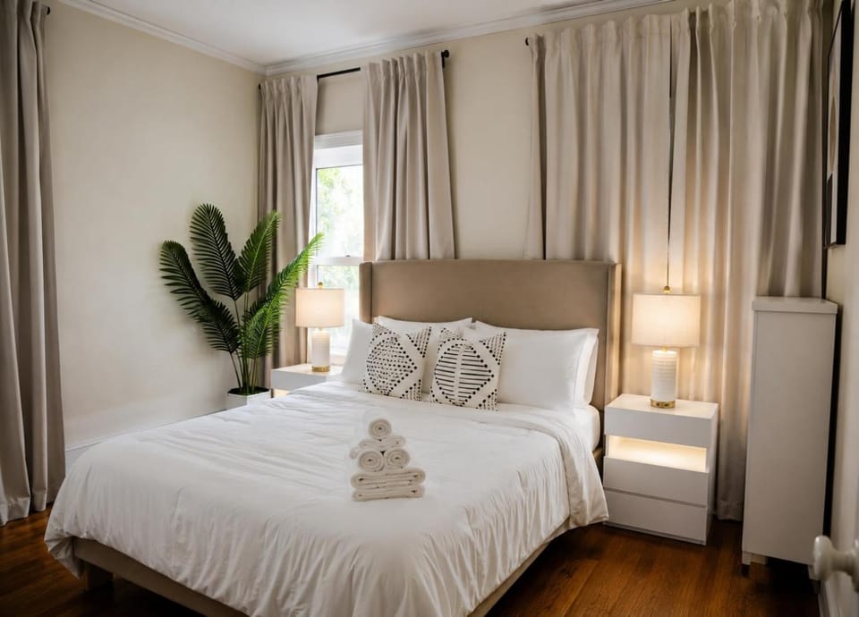 Walk to the Beach • Private Office • 5BR Apartment in Rogers Park