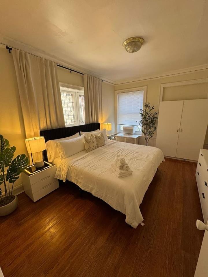 Walk to the Beach • Private Office • 5BR Apartment in Rogers Park