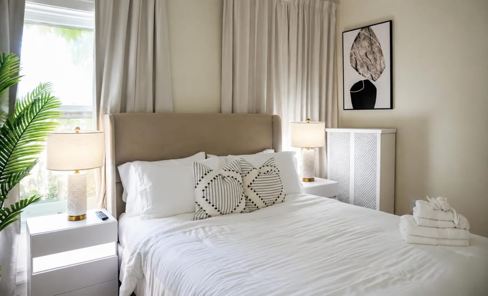 Walk to the Beach • Private Office • 5BR Apartment in Rogers Park