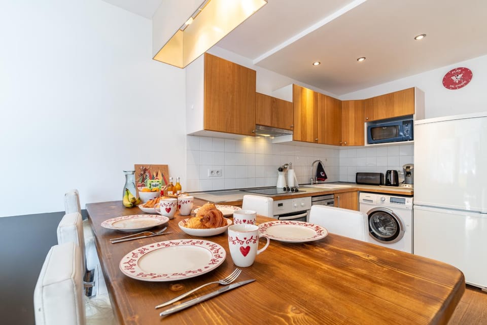 Coffee/tea facilities, Kitchen or kitchenette, Dining area, dishwasher, oven, stove, toaster, washing machine, dryer