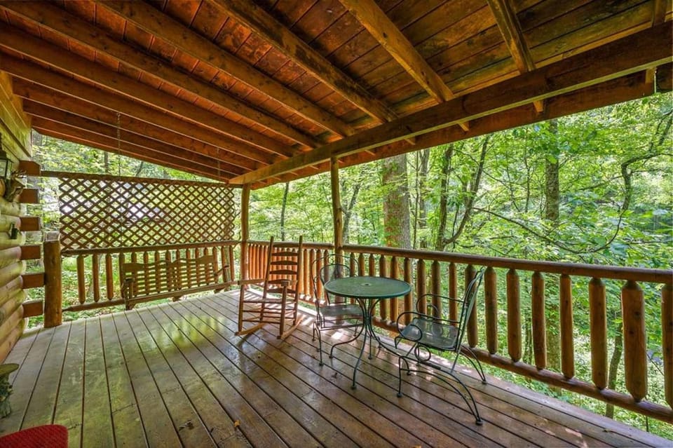 Honey Bear Getaway - Hot Tub Jacuzzi Sleeps 6 House in Gatlinburg