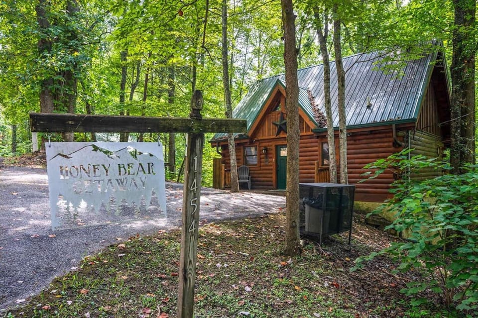 Honey Bear Getaway - Hot Tub Jacuzzi Sleeps 6 House in Gatlinburg